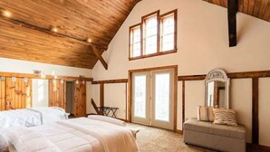 A bedroom with a large bed, a bench, and a mirror. - 2 bedroom, 1.5 baths, full kitchen, comfortable living space with free parking (Palmyra)