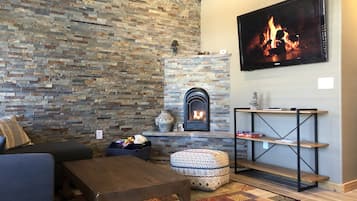 Smart-TV, peis og bøker