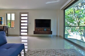 Living area - Modern Condo w/ Large Private Patio on 5th Avenue. 4 min. Walk to the Beach! (Playa del Carmen)