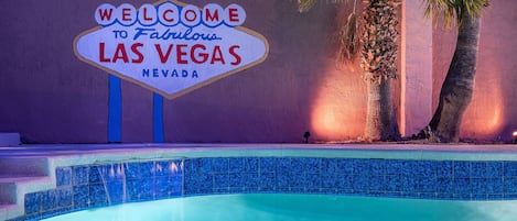 Alberca al aire libre y alberca climatizada