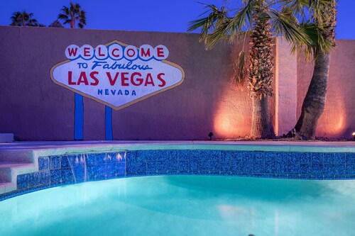“Las Vegas Retreat: Heated Pool, EV Charger, Minutes from Airport & Strip!”