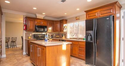 “Las Vegas Retreat: Heated Pool, EV Charger, Minutes from Airport & Strip!”