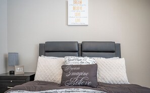 4 Schlafzimmer, Schreibtisch, Bügeleisen/Bügelbrett, Reisekinderbett