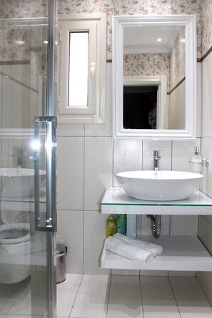 Bathroom - Limani Friends Apartment (Sarandë)