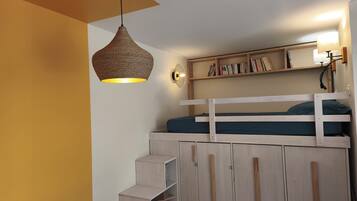 2 habitaciones, tabla de planchar con plancha y cuna de viaje