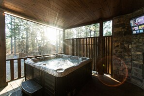 Indoor spa tub - Nik's Nest - Hot tub, Fireplace, Fire Pit, Horseshoes, FREE Firewood! (Broken Bow)
