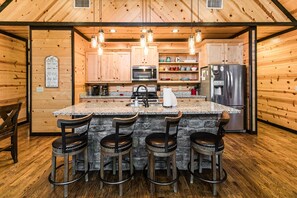 Fridge, microwave, oven, stovetop - Nik's Nest - Hot tub, Fireplace, Fire Pit, Horseshoes, FREE Firewood! (Broken Bow)