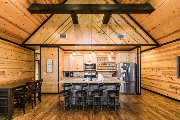 Fridge, microwave, oven, stovetop - Nik's Nest - Hot tub, Fireplace, Fire Pit, Horseshoes, FREE Firewood! (Broken Bow)