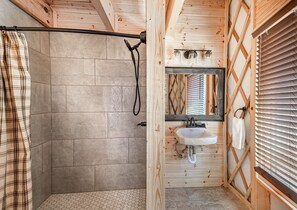 Baignoire, séchoir à cheveux, serviettes fournies