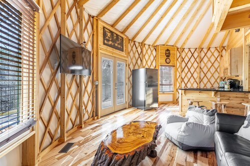 Luxury Yurt Cozy & Fun 1br/1bth, experience it, Private Deck w Grill & HotTub