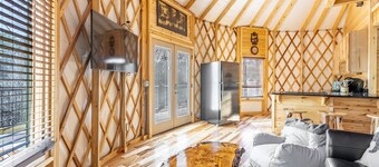 Luxury Yurt Cozy & Fun 1br/1bth, experience it, Private Deck w Grill & HotTub