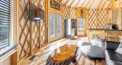 Luxury Yurt Cozy & Fun 1br/1bth, experience it, Private Deck w Grill & HotTub
