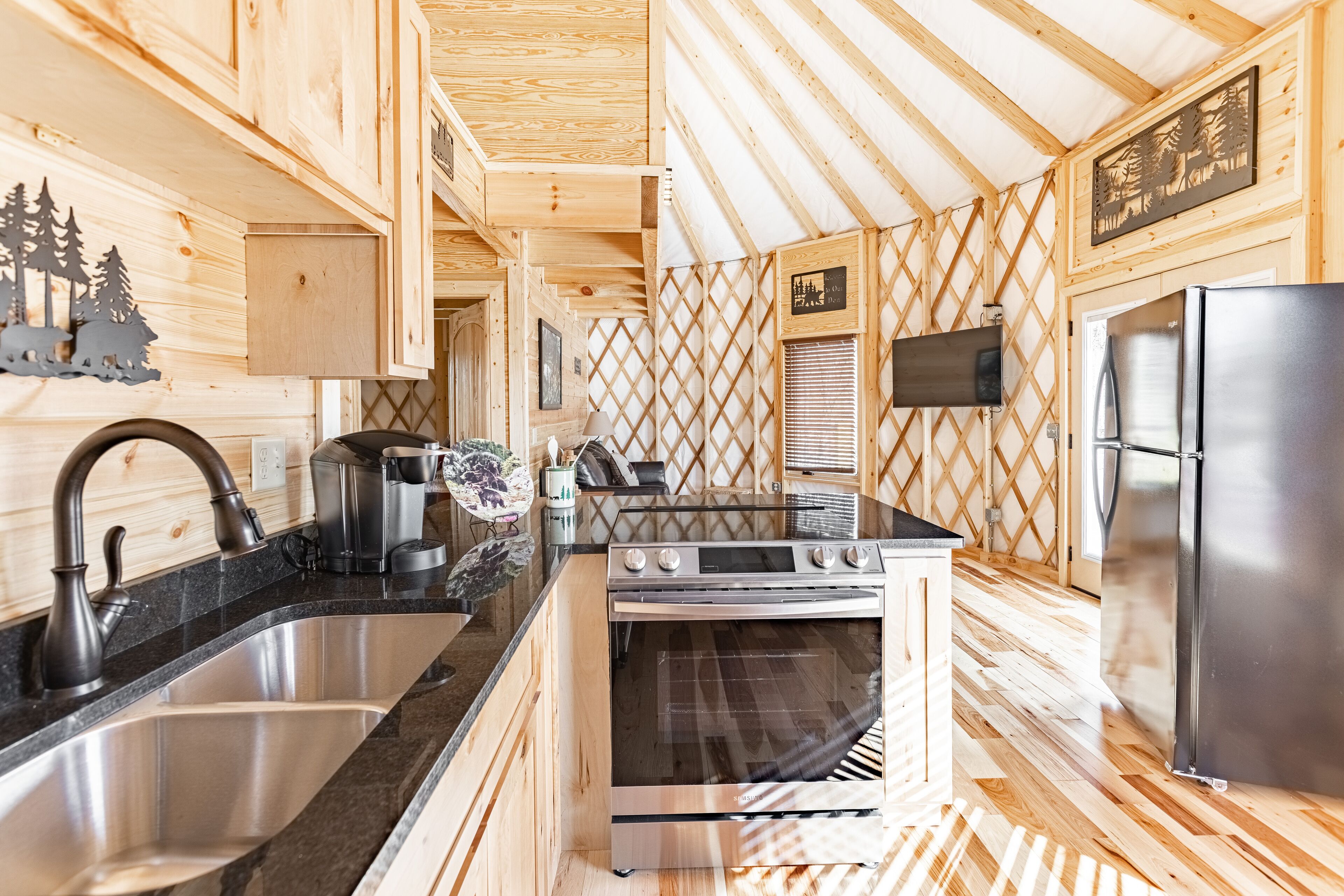 Frigorifero, microonde, forno, piano cottura