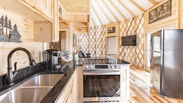 Refrigerador, microondas, horno y parrilla de estufa