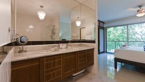 Een moderne badkamer met een grote spiegel, een wastafel met dubbele wastafel en een douche.