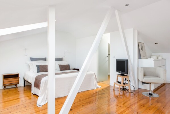 3 bedrooms, iron/ironing board, internet, bed sheets