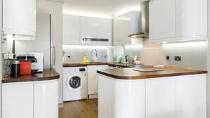 コーヒー / ティーメーカー、冷蔵庫、電子レンジ、食器洗い機