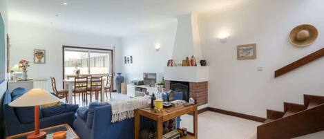 Televisie en een open haard