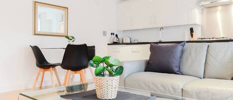 Apartamento Deluxe | Zona de estar | Televisión de pantalla plana de 32 pulgadas con canales digitales