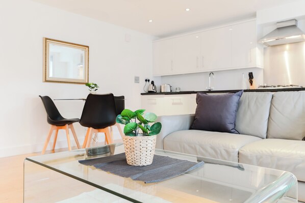 Deluxe Apartment | Living area