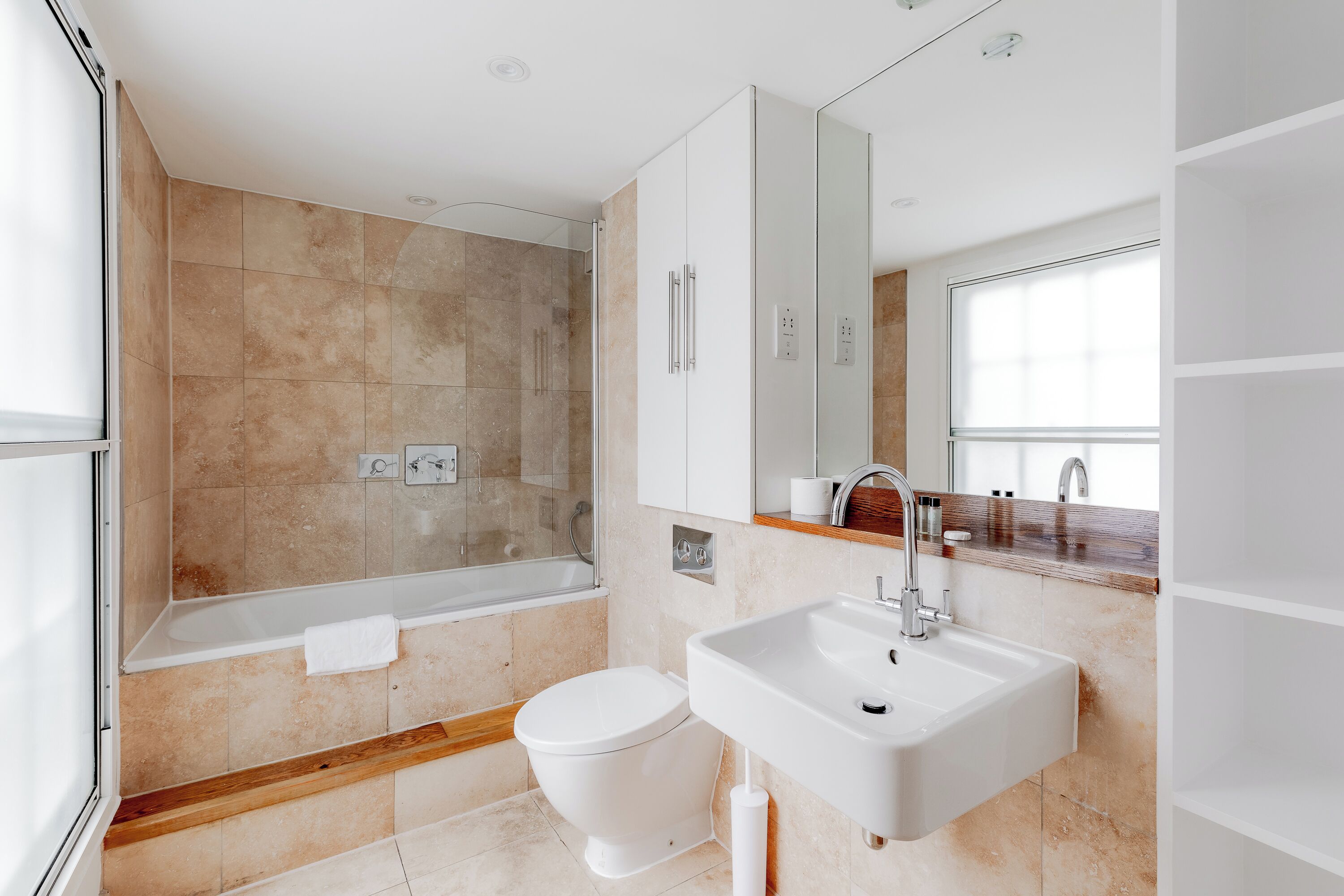 Appartamento Deluxe | Bagno | Set di cortesia gratuito, asciugacapelli, asciugamani