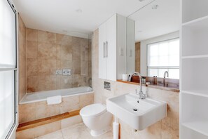 Deluxe Apartment | Bathroom | Free toiletries, hair dryer, towels - Covent Garden by Excel Apartments (London)