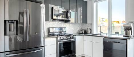 Refrigerador, microondas, horno y lavavajillas