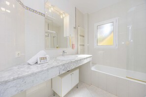 Baignoire, séchoir à cheveux, serviettes fournies