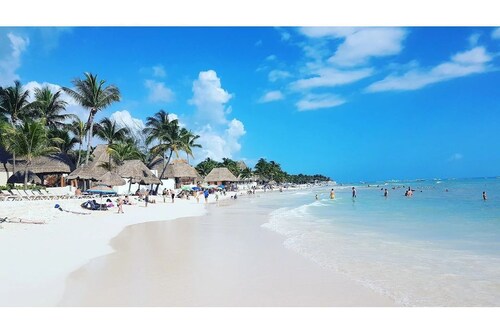 5⭐ Penthouse Private Rooftop & 1 Block to Beach!