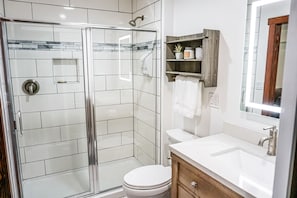 Shower, hair dryer, towels, soap - Beautiful Guest Suite with Private Deck Overlooking Forest and Waterfall (Ashland)