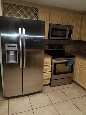 Fridge, microwave, oven, stovetop - Entire house (Hallandale Beach)