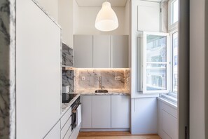 Kühlschrank, Mikrowelle, Ofen, Geschirrspüler