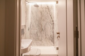 Baignoire, séchoir à cheveux, serviettes fournies