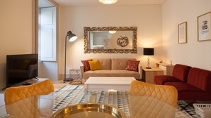 Een moderne woonkamer met een bank, een salontafel en een televisie.