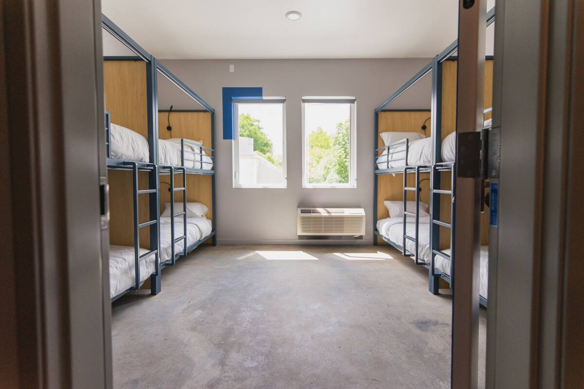 Luxe beddengoed, verduisterende gordijnen, gratis wifi, beddengoed