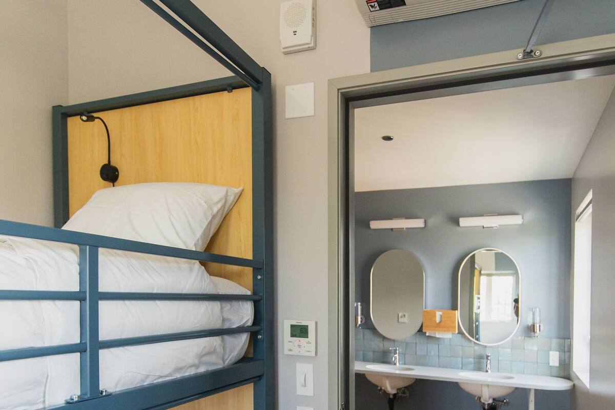 Luxe beddengoed, verduisterende gordijnen, gratis wifi, beddengoed