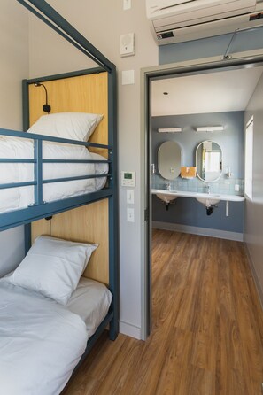 Premium bedding, blackout curtains, free WiFi, bed sheets - Lolo Pass (Portland)