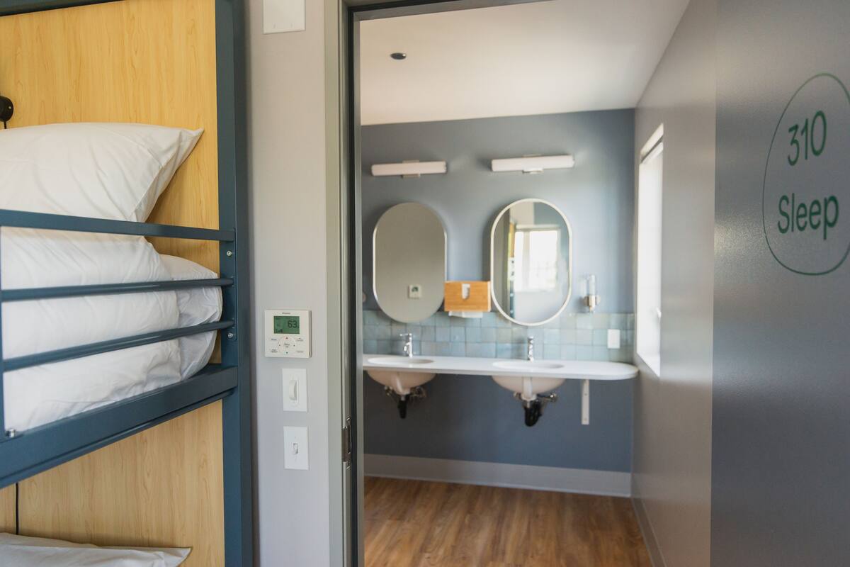 Luxe beddengoed, verduisterende gordijnen, gratis wifi, beddengoed