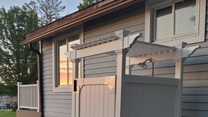 Ein Haus mit Veranda und kleiner Terrasse.