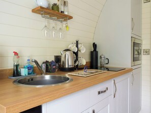 Oven - 1 bedroom accommodation in Llanfyllin, near Welshpool (Llanfyllin, near Welshpool)