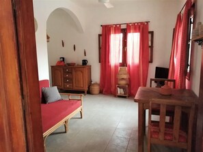 Een televisie en boeken