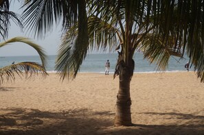 Vlak bij het strand, ligstoelen aan het strand, strandlakens