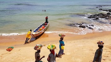 NĂ€ra stranden, solstolar och strandhanddukar