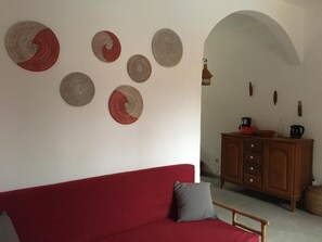 Een televisie en boeken