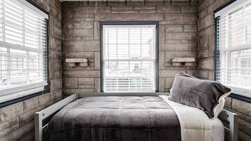 4 bedrooms, iron/ironing board, free WiFi, bed sheets