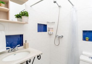 Triple Room | Bathroom