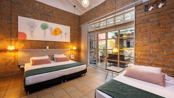 Habitació triple | Decoració individual i espai de treball apte per a portàtils
