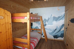 5 bedrooms, desk, soundproofing, iron/ironing board - Spacious Chalet Mont Milo near the slopes, sauna, games room & 22 kW EV charger (Briançon)