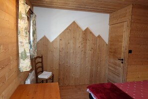 5 bedrooms, desk, soundproofing, iron/ironing board