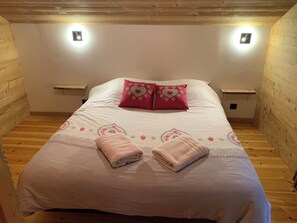 5 bedrooms, desk, soundproofing, iron/ironing board